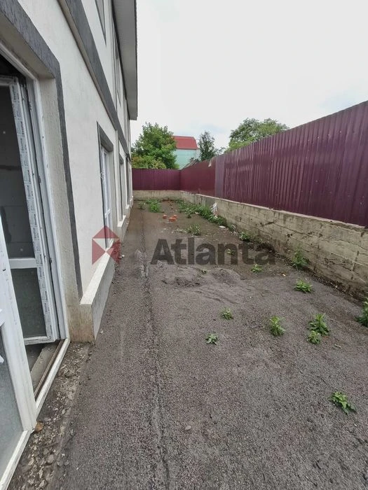 I will sell a townhouse with an automatic transmission system. Closed territory. Place for Auto Len