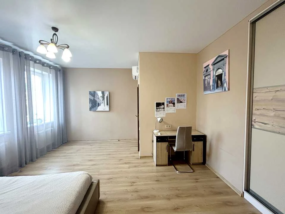 Apartment. Odessa, Knizhovyi Street
