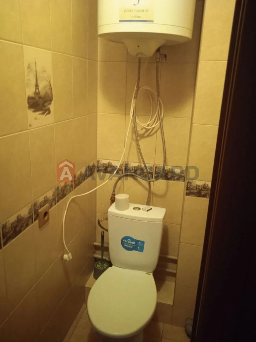 Продається 1 кімнатна квартира в затишному  районі  на вирві