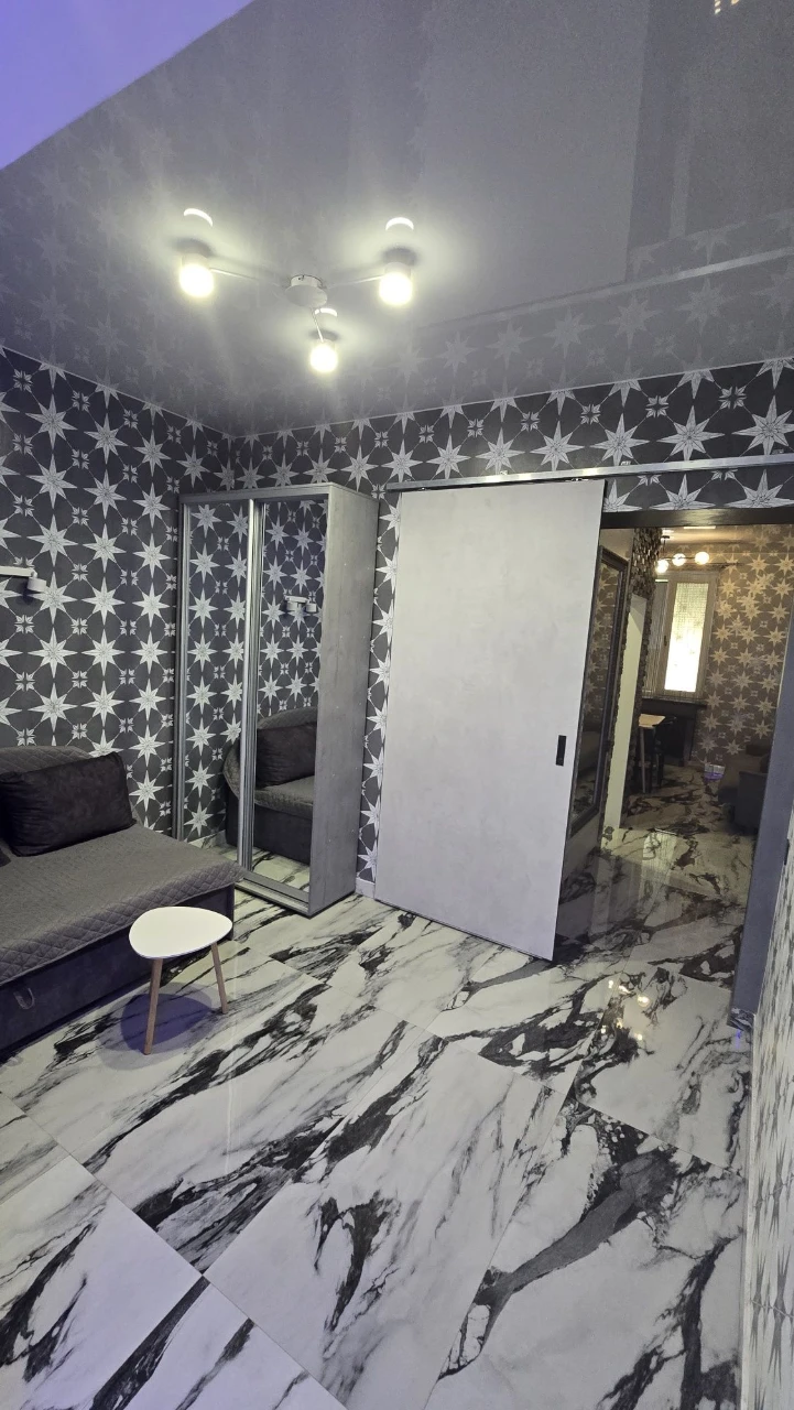 Продажа 2-комнатной квартиры в центре.