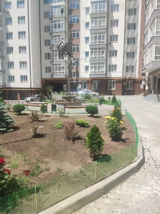 Продам здану  2 кімнатну квартиру  центр