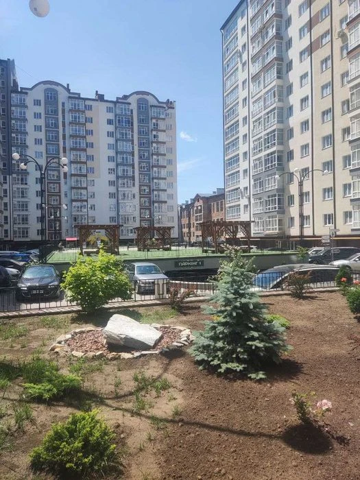 Продам здану  2 кімнатну квартиру  центр