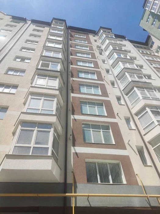 Продам здану  2 кімнатну квартиру  центр