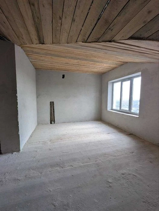 Продам здану  2 кімнатну квартиру  центр