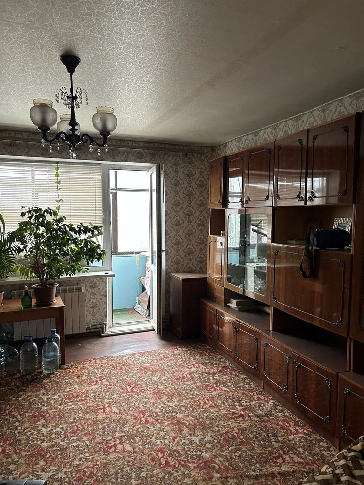 Sale of a 3-room apartment on Mykhaylivska Street