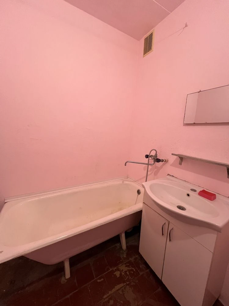 Urgent sale of a 2-room apartment on Ozerne
