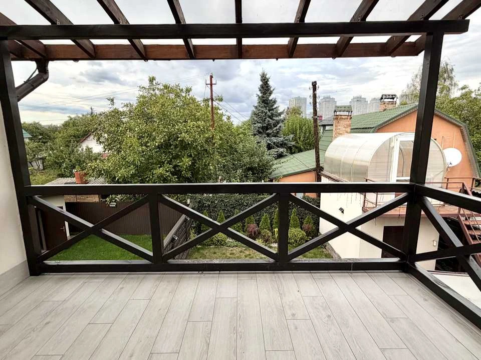 House. Kyiv, 50A Sadova St.