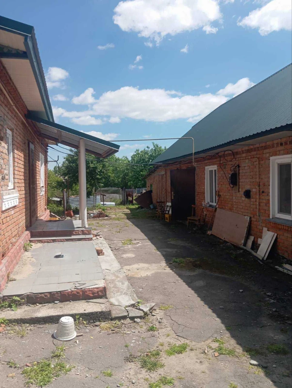 Продается трехкомнатный кирпичный дом в с. Михайливка
