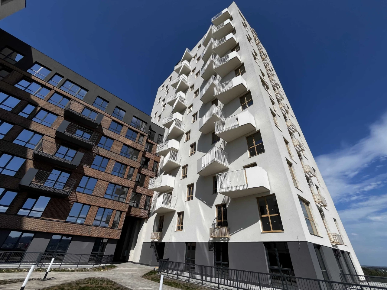 Sale of a 2-room apartment in the prestigious Viking Hills residential complex on вулиці