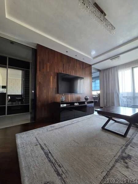 Sale of a 5-room apartment on Karadzica, 15 minutes from the Center