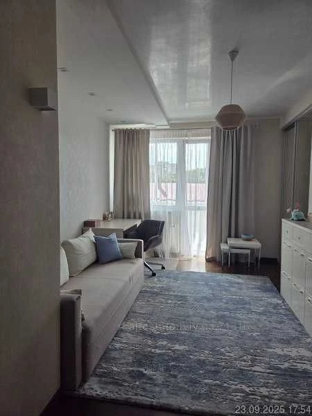 Sale of a 5-room apartment on Karadzica, 15 minutes from the Center