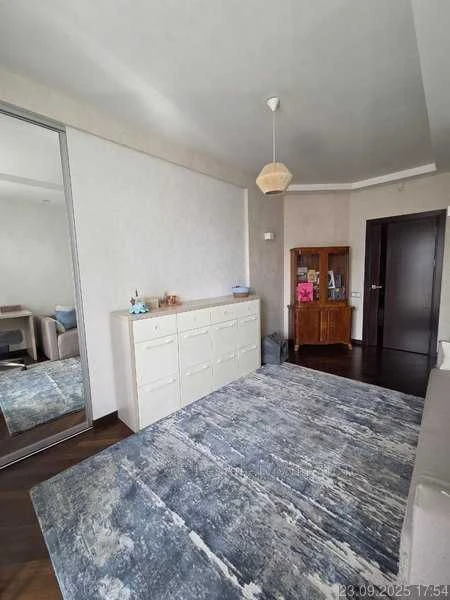 Sale of a 5-room apartment on Karadzica, 15 minutes from the Center