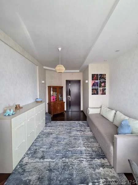 Sale of a 5-room apartment on Karadzica, 15 minutes from the Center