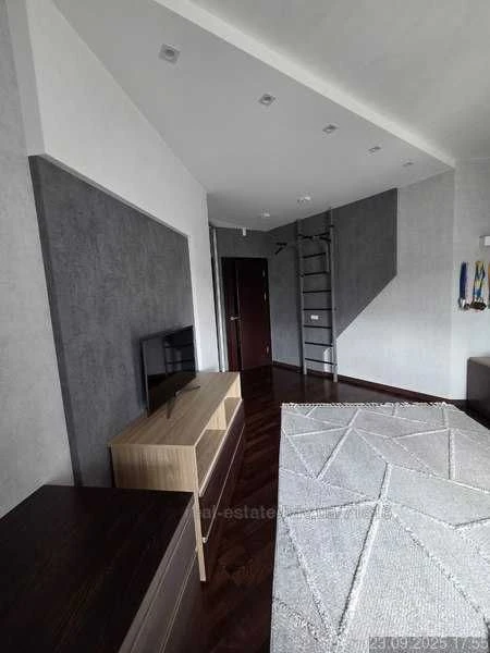 Sale of a 5-room apartment on Karadzica, 15 minutes from the Center