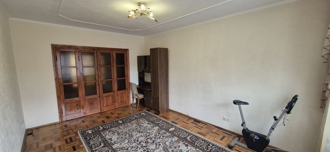 For Sale 3-bedroom apartment on Lushpi, 4th floor
