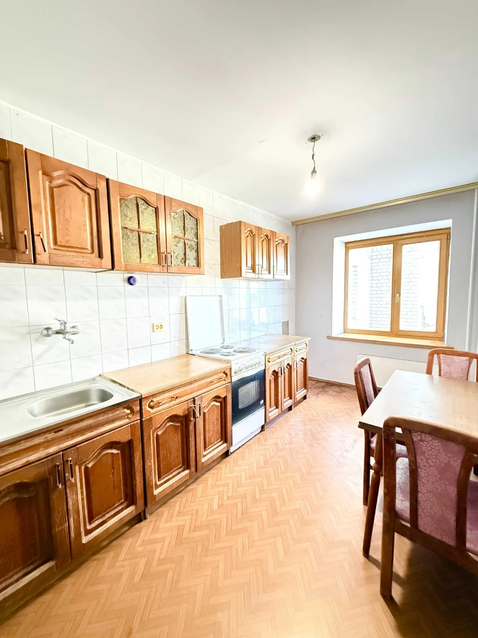 Продаж квартири біля Парку з озером, станція метро Позняки в