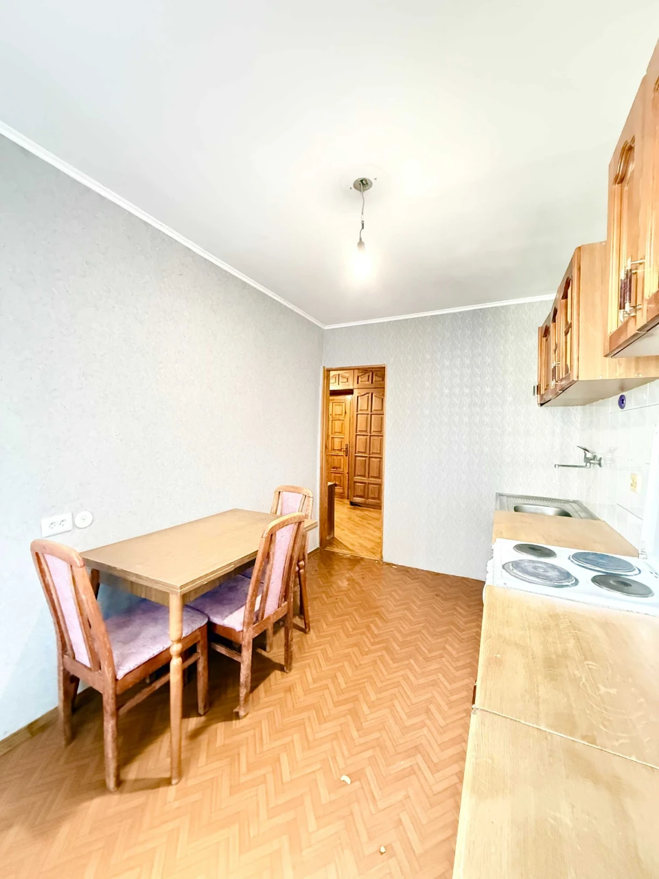Продаж квартири біля Парку з озером, станція метро Позняки в