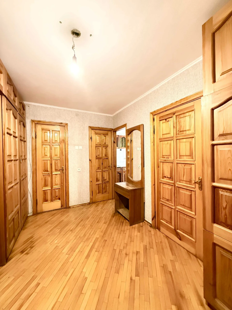 Продаж квартири біля Парку з озером, станція метро Позняки в