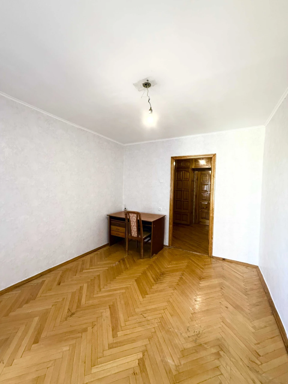 Продаж квартири біля Парку з озером, станція метро Позняки в