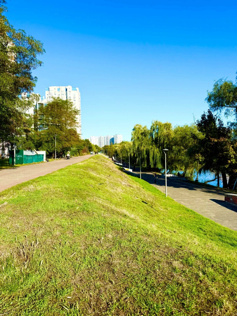 Продаж квартири біля Парку з озером, станція метро Позняки в