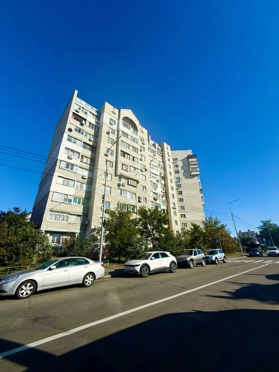 Продаж квартири біля Парку з озером, станція метро Позняки в