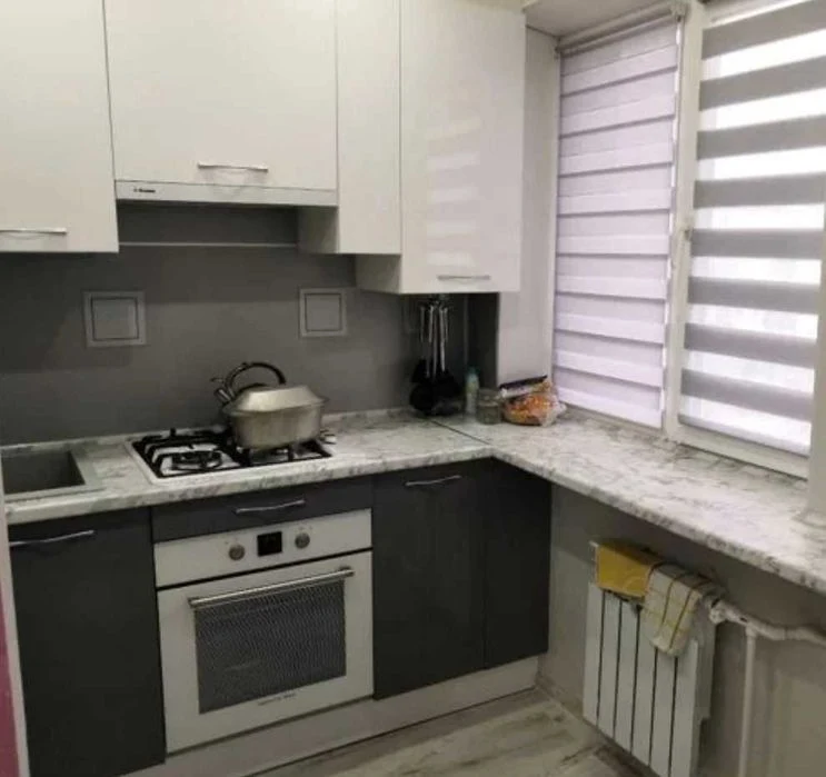 3-room apartment for sale near Palats Sportu metro station, Novye Doma district