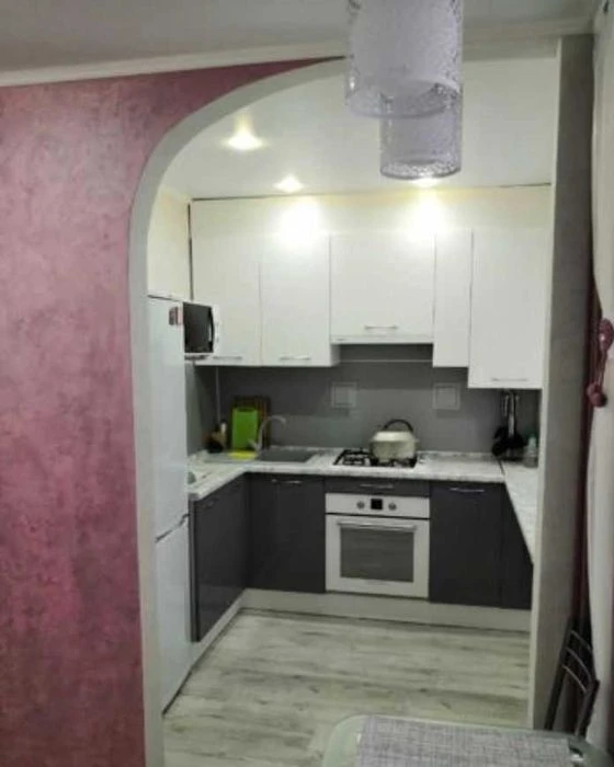 3-room apartment for sale near Palats Sportu metro station, Novye Doma district