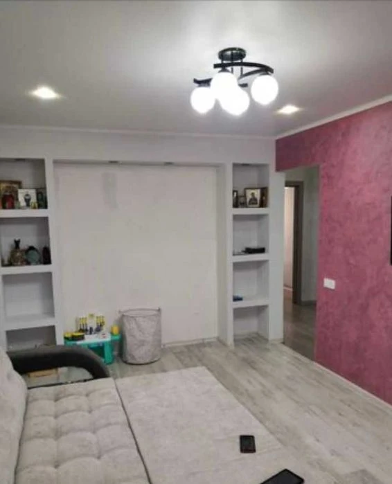 3-room apartment for sale near Palats Sportu metro station, Novye Doma district
