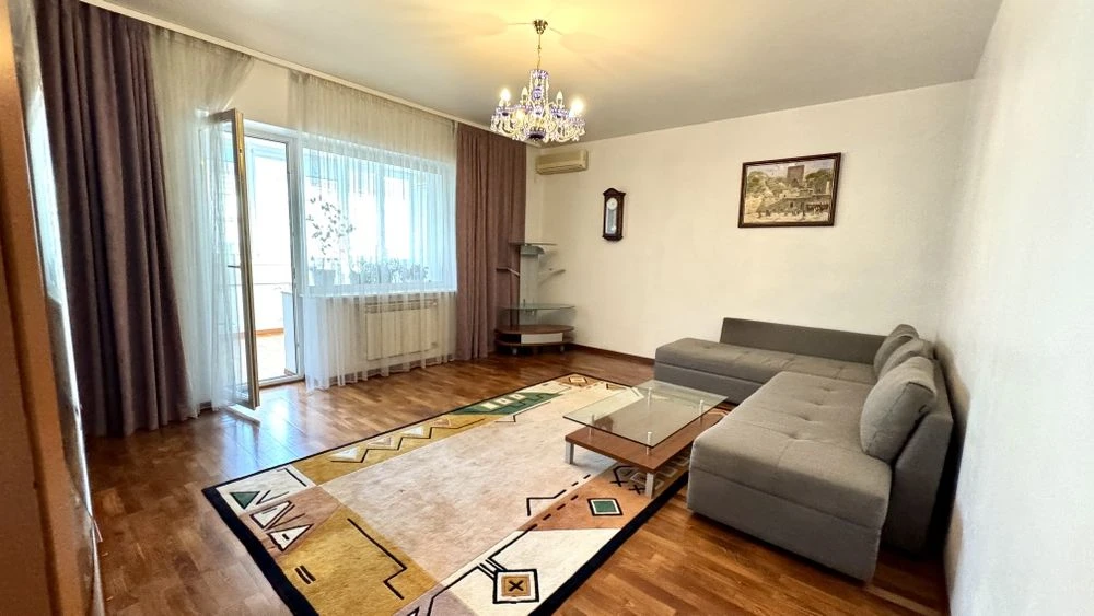 Продам просторную 3 комнатную квартиру в центре Днепра. Гого