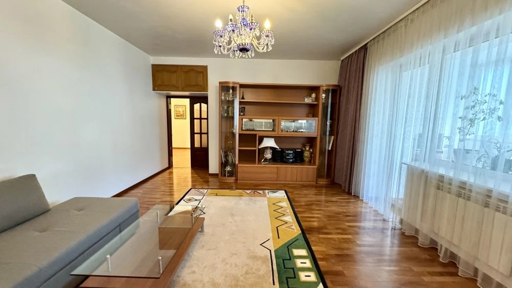 Продам просторную 3 комнатную квартиру в центре Днепра. Гого