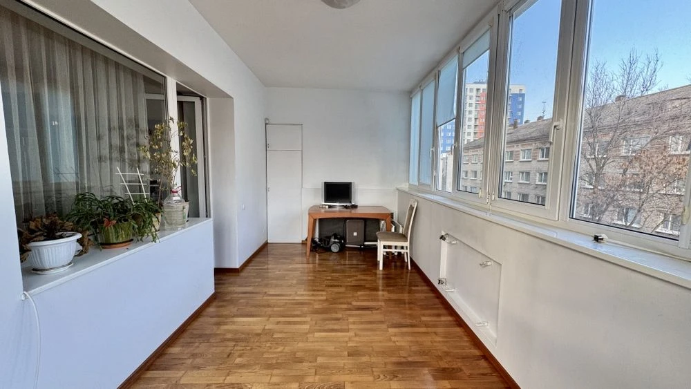 Продам просторную 3 комнатную квартиру в центре Днепра. Гого