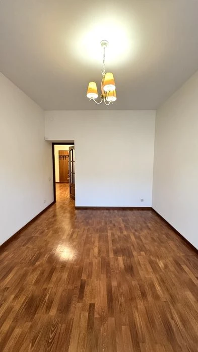 Продам просторную 3 комнатную квартиру в центре Днепра. Гого
