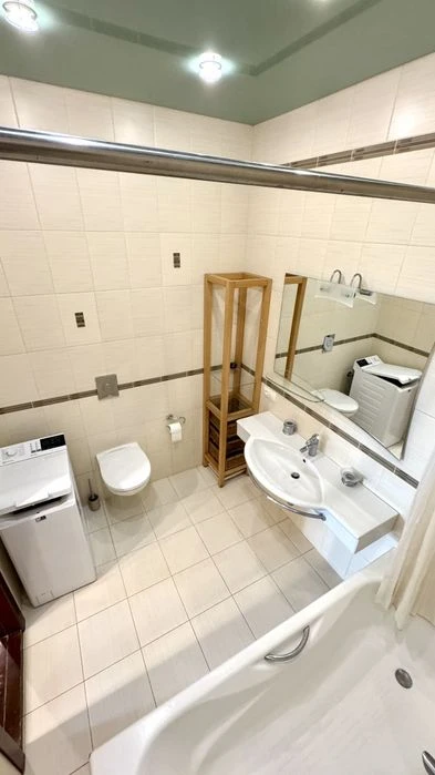 Продам просторную 3 комнатную квартиру в центре Днепра. Гого
