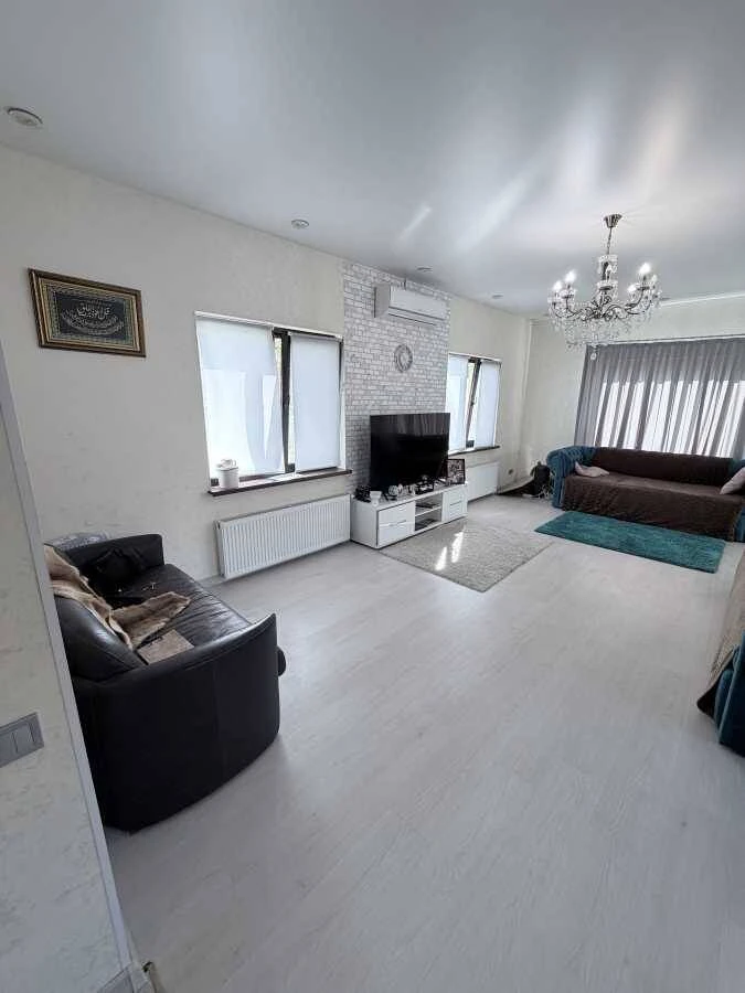 For Sale: 3-Bedroom House, Kyiv, Desnianskyi, Brovarskyi Prospect, 47a