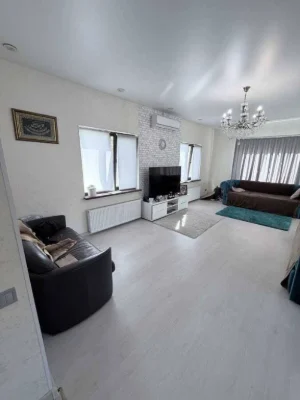 For Sale: 3-Bedroom House, Kyiv, Desnianskyi, Brovarskyi Prospect, 47a