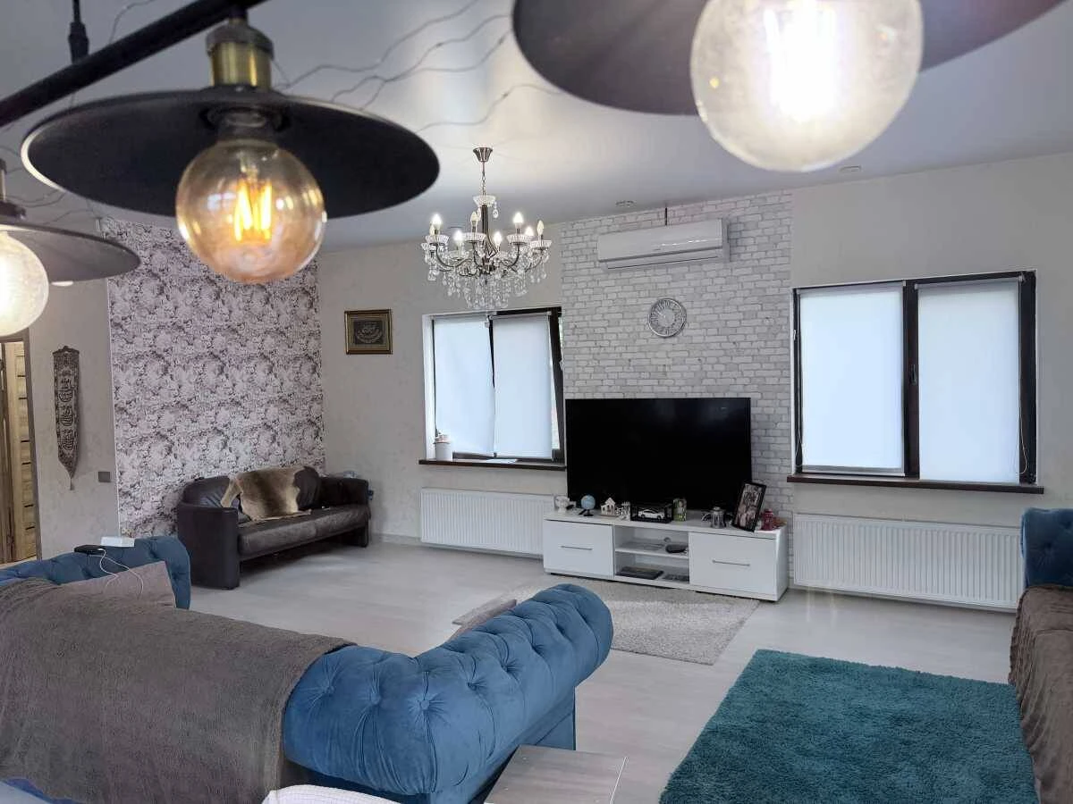 For Sale: 3-Bedroom House, Kyiv, Desnianskyi, Brovarskyi Prospect, 47a