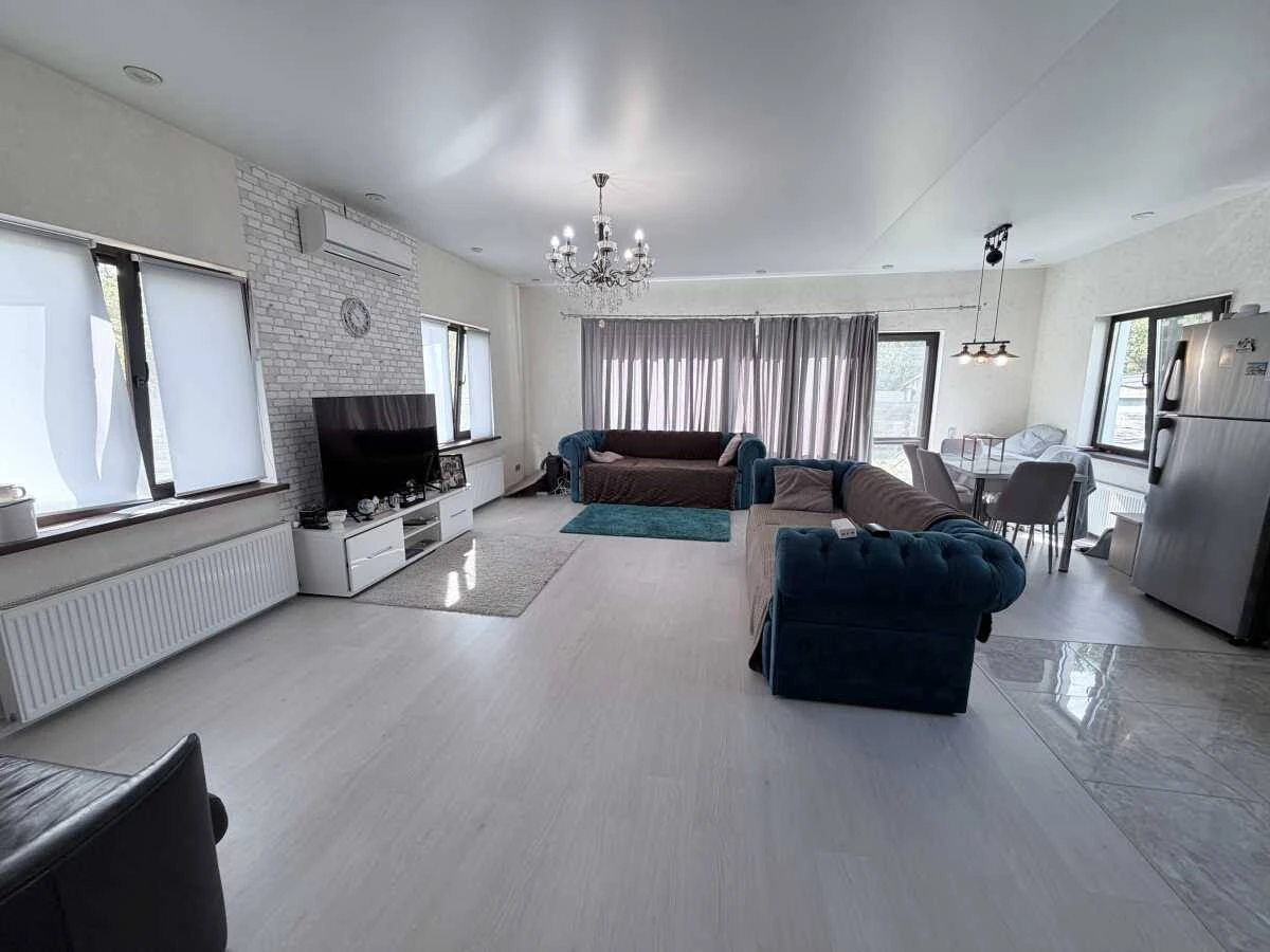 For Sale: 3-Bedroom House, Kyiv, Desnianskyi, Brovarskyi Prospect, 47a