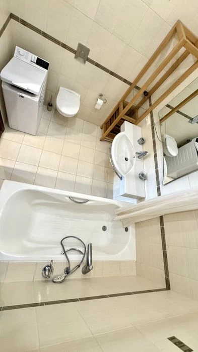 Продам просторную 3 комнатную квартиру в центре Днепра. Гого
