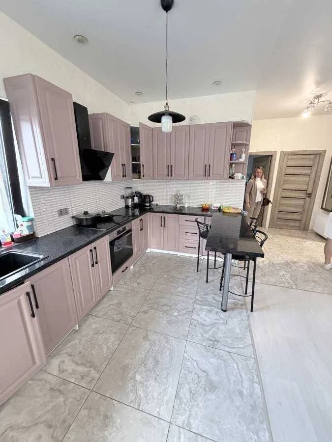For Sale: 3-Bedroom House, Kyiv, Desnianskyi, Brovarskyi Prospect, 47a