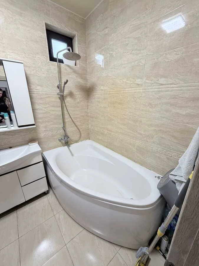 For Sale: 3-Bedroom House, Kyiv, Desnianskyi, Brovarskyi Prospect, 47a