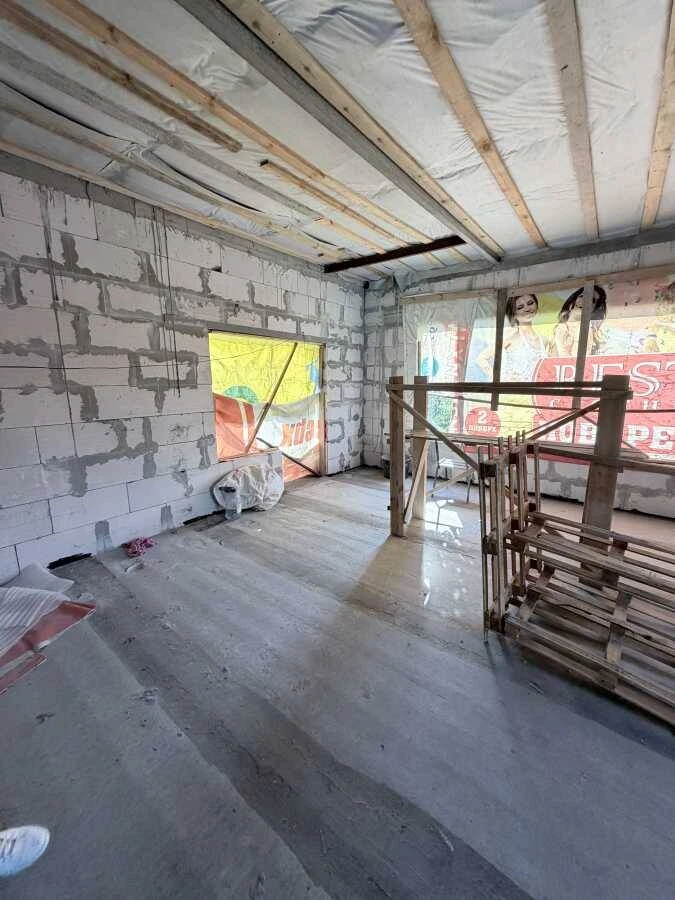 For Sale: 3-Bedroom House, Kyiv, Desnianskyi, Brovarskyi Prospect, 47a