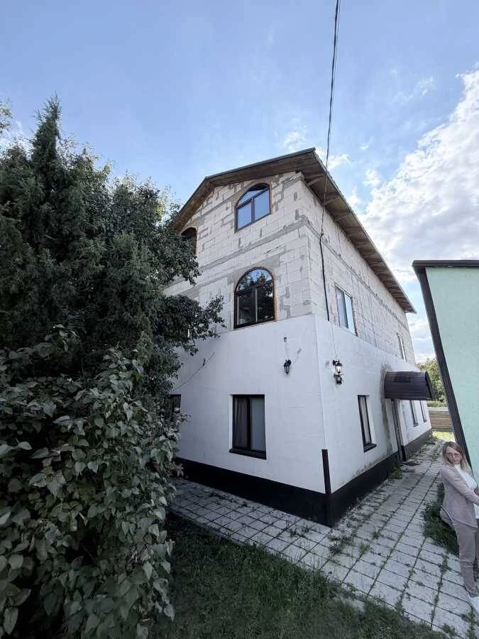 For Sale: 3-Bedroom House, Kyiv, Desnianskyi, Brovarskyi Prospect, 47a