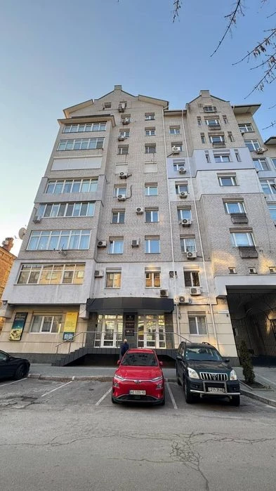 Продам просторную 3 комнатную квартиру в центре Днепра. Гого