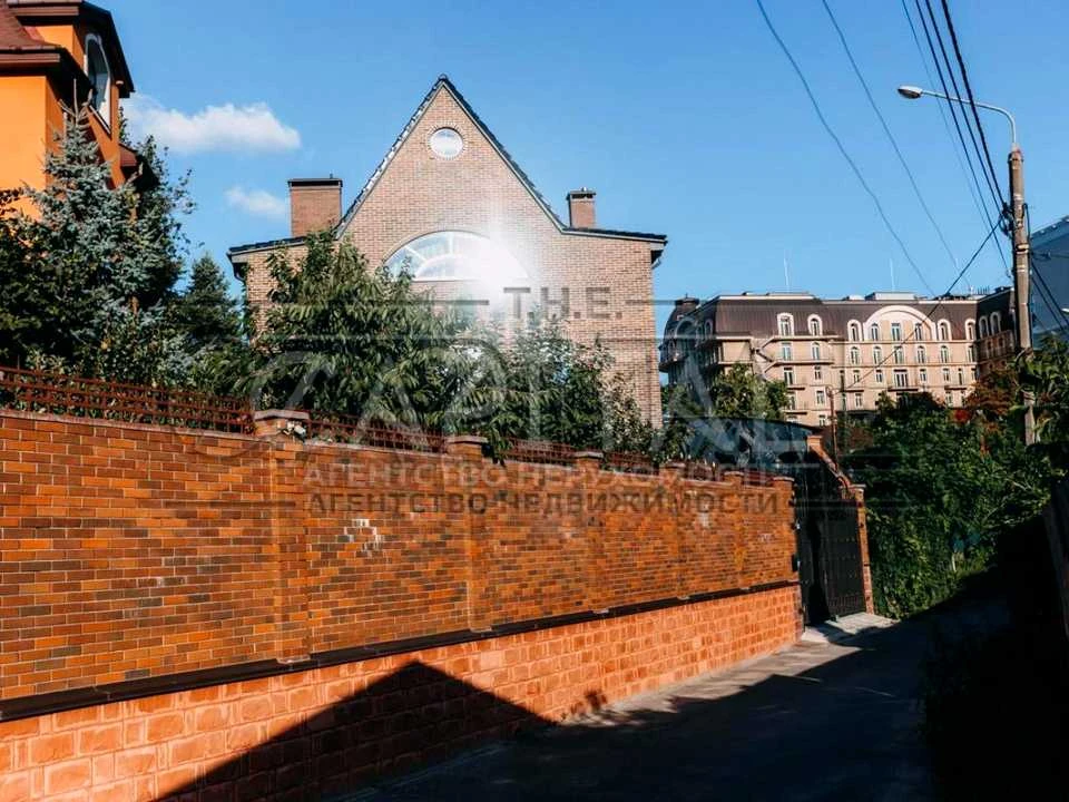 House. Parisian Street, Kyiv