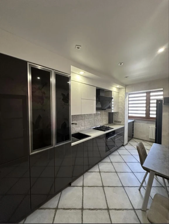 Трехкомнатная квартира 63 м² с капитальным ремонтом, мебелью и