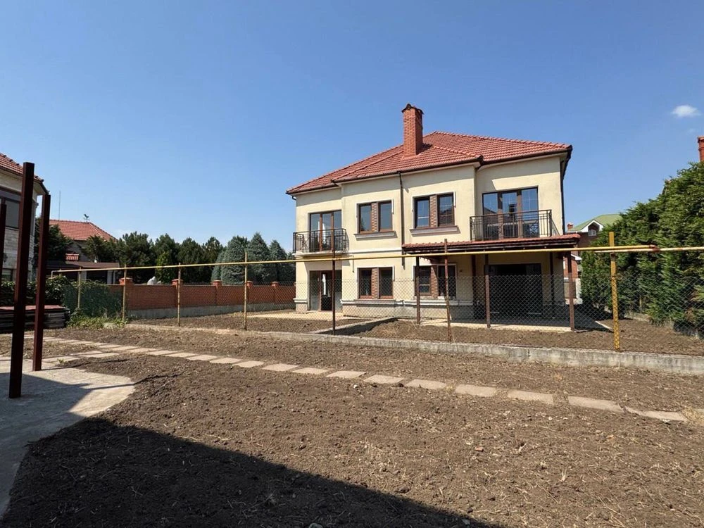 Продаж дуплексу з червоного цегли!