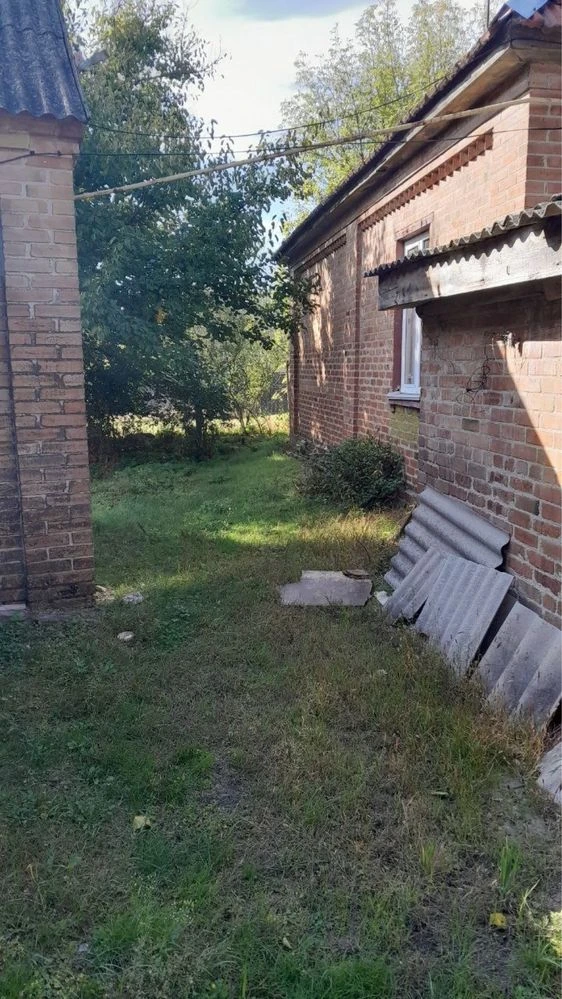 House with annex on 30.49 acres of land
