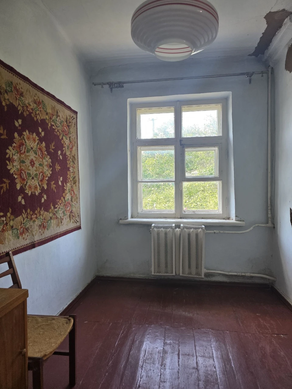 Продается двухкомнатная квартира с отдельным двором в центре района