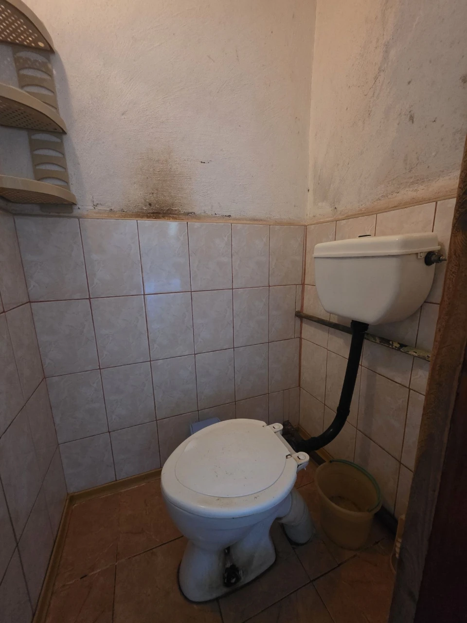 Продается двухкомнатная квартира с отдельным двором в центре района
