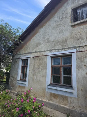 Продается двухкомнатная квартира с отдельным двором в центре района